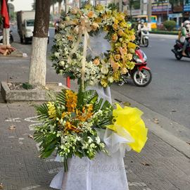 Vòng hoa hồng trắng, lan vàng - KV72