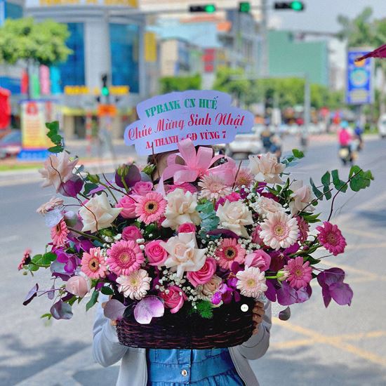 giỏ hoa hồng kem, dâu - HG223