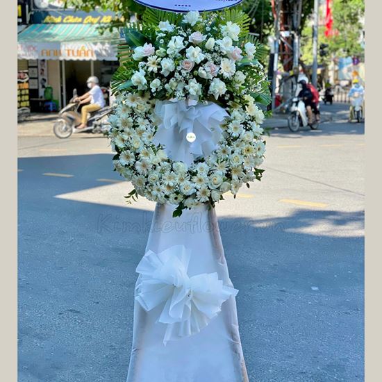 Vòng hoa hồng trắng, đồng tiền - KV85