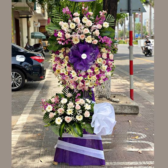 Vòng hoa hồng kem, lan tím, đồng tiền - KV89