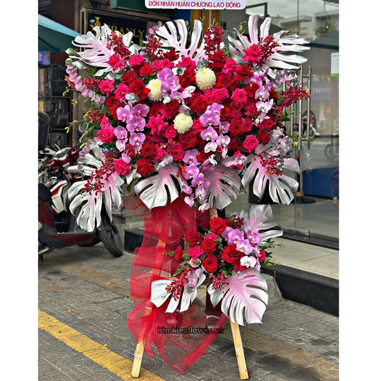 Kệ hoa chúc mừng tone đỏ mix pink ploy và lan hồ điệp tím - KH421