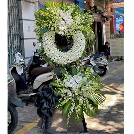 Vòng hoa chia buồn màu trắng  - KV280