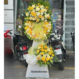 Vòng hoa chia buồn tone vàng victor vàng - KV282