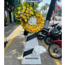 Vòng hoa chia buồn hồng vàng mix lan vàng - KV289