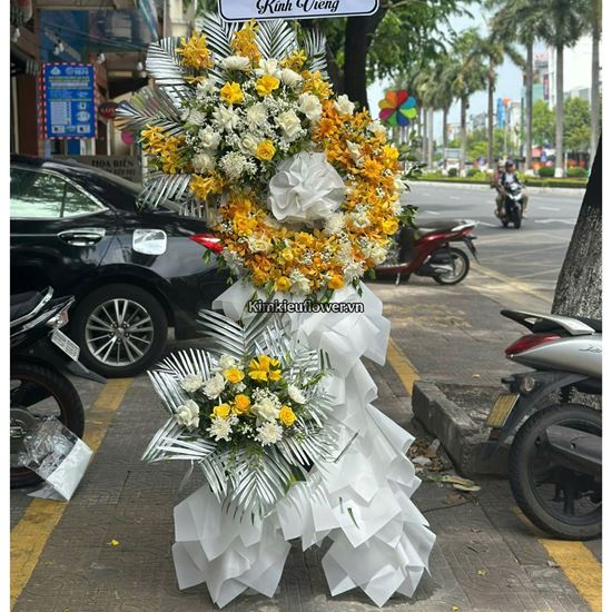 Vòng hoa chia buồn tone vàng trắng - KV294