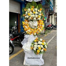 Vòng hoa chia buồn tone trắng vàng - KV301