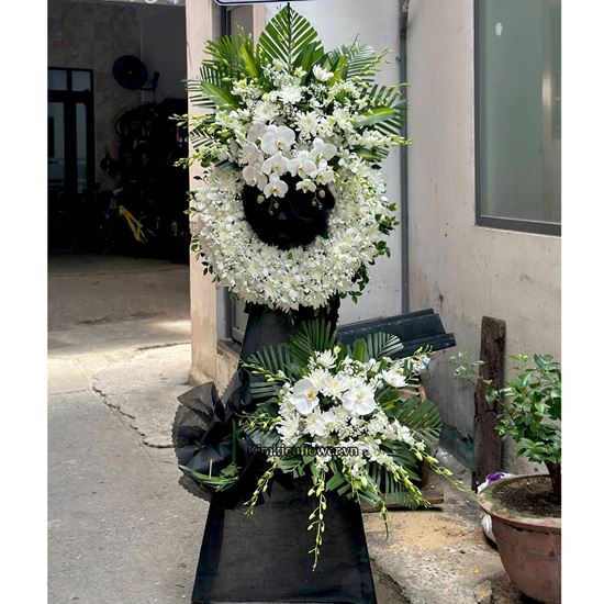 Vòng hoa chia buồn tone trắng mix lan hồ điệp - KV303