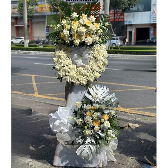 Vòng hoa chia buồn tone trắng mix victo vàng - KV309