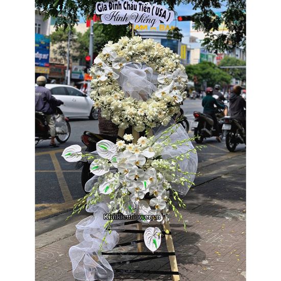 Vòng hoa chia buồn hiện đại tone trắng mix lan hồ điệp - KV317