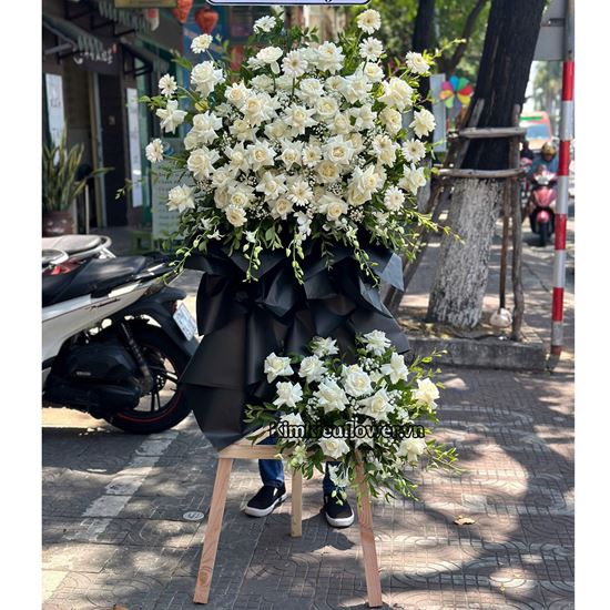 Kệ hoa chia buồn tone trắng - KV318