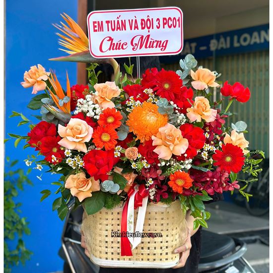 Giỏ hoa chúc mừng tone đỏ cam mix thiên điểu - HG902