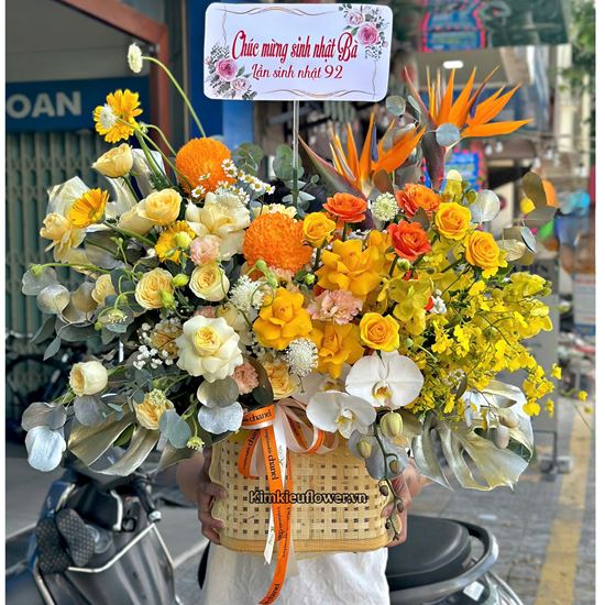 Giỏ hoa chúc mừng tone vàng cam mix lan hồ điệp - HG904