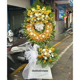 Vòng hoa chia buồn lan vàng mix cúc trắng - KV323