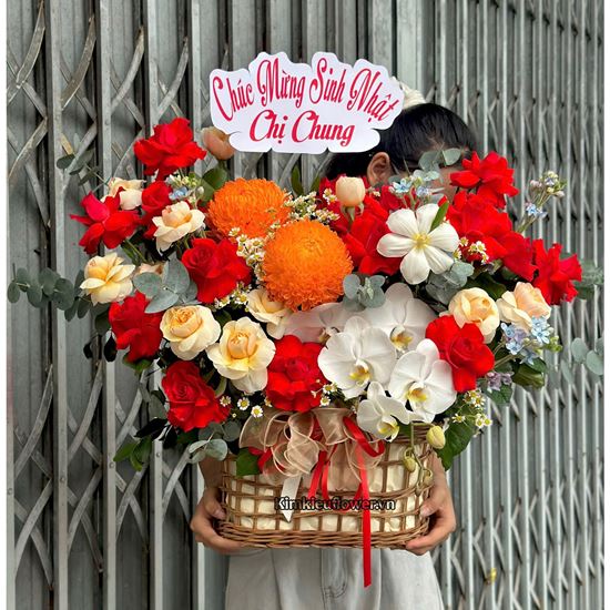 Giỏ hoa chúc mừng tone đỏ tulip mix lan hồ điệp trắng - HG910