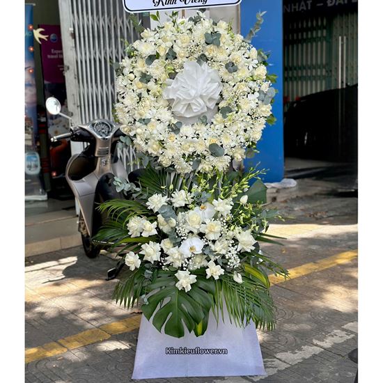 Vòng hoa chia buồn tone trắng mix lan hồ điệp - KV326