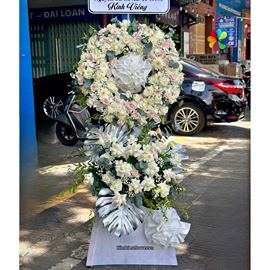 Vòng hoa chia buồn tone trắng kem - KV327