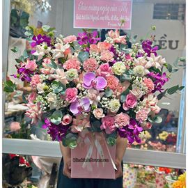 Giỏ hoa chúc mừng tone hồng mix lan hồ điệp tím - HG923