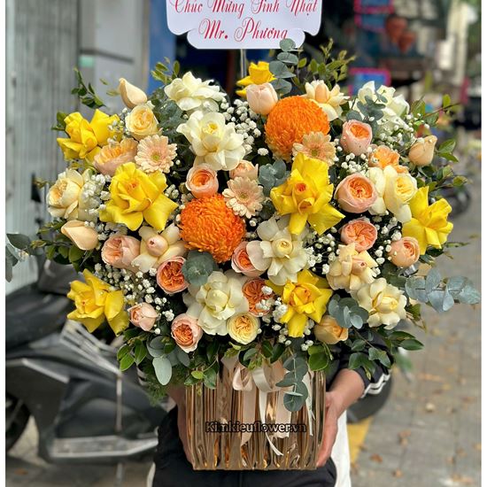 Giỏ hoa chúc mừng tone vàng cam mix hồng juliet - HG932