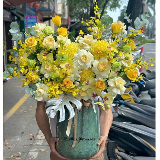 Bình hoa chúc mừng tone vàng mix lan hồ điệp vàng - BI350