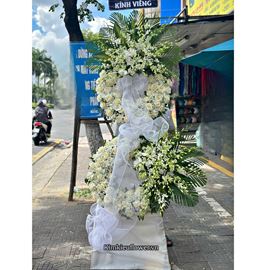 Vòng hoa chia buồn tone trắng mix lan hồ điệp - KV328