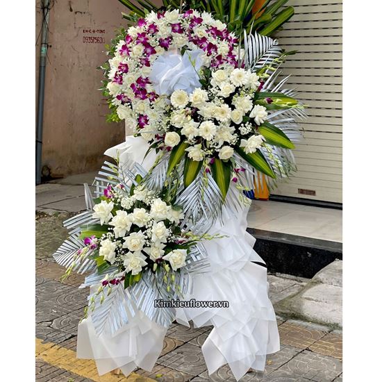 Vòng hoa chia buồn tone trắng tím mix đồng tiền trắng - KV331