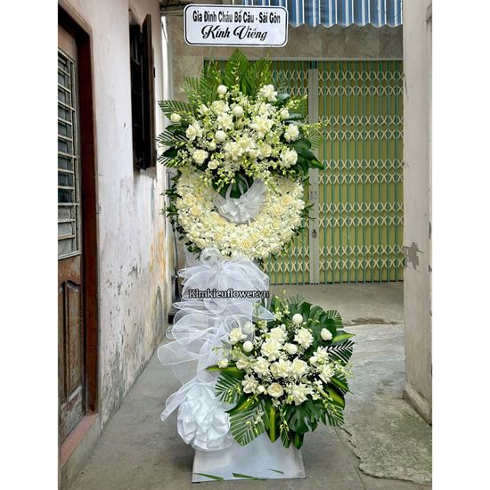 Vòng hoa chia buồn tone trắng mix cúc pingpong - KV334