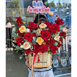 Giỏ hoa chúc mừng đỏ eku mix hồng juliet - HG946