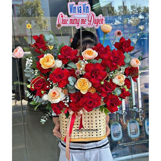 Giỏ hoa chúc mừng đỏ eku mix hồng juliet - HG946