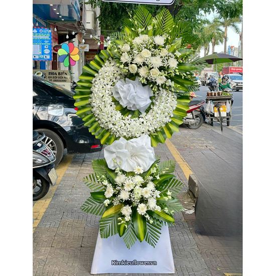 Vòng hoa chia buồn tone trắng mix lan trắng - KV336