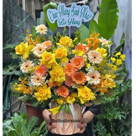 Giỏ hoa chúc mừng tone vàng cam mix lan vàng - HG950