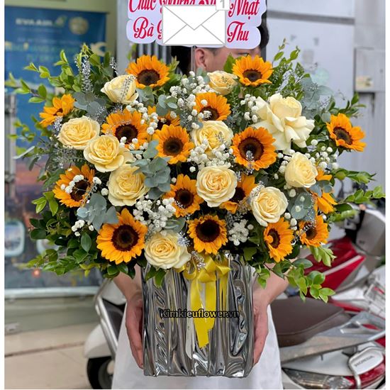GIỎ HOA CHÚC MỪNG HƯỚNG DƯƠNG MIX VICTO VÀNG - HG957