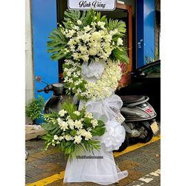 Vòng hoa chia buồn tone trắng xanh mix cúc pingpong - KV338