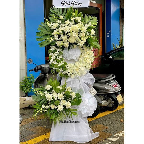 Vòng hoa chia buồn tone trắng xanh mix cúc pingpong - KV338