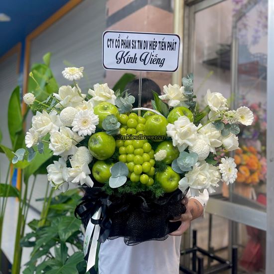 Giỏ hoa viếng táo xanh mix nho - HTC37