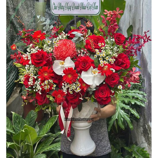 Bình hoa chúc mừng tone đỏ mix lan hồ điệp trắng - BI361
