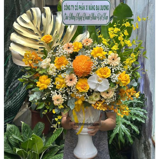 Bình hoa chúc mừng tone vàng mix lan hồ điệp - BI367