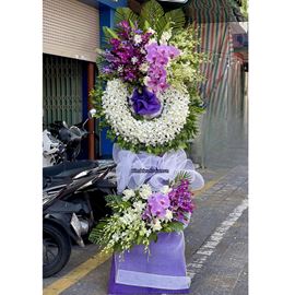 Vòng hoa chia buồn tone trắng tím mix lan hồ điệp - KV340