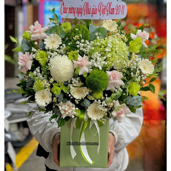 Giỏ hoa chúc mừng tone xanh mix cúc mẫu đơn - HG984