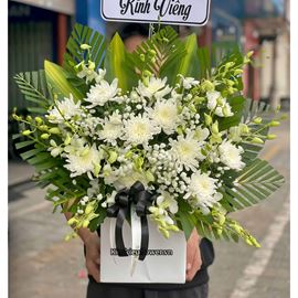 Picture of Giỏ hoa chia buồn cúc mix lan trắng - GV21