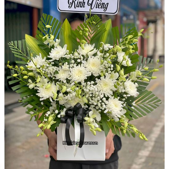 Picture of Giỏ hoa chia buồn cúc mix lan trắng - GV21