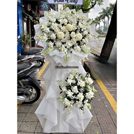 Picture of Kệ hoa chia buồn tone trắng mix cúc mẫu đơn - KV348