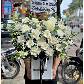 Picture of Giỏ hoa chia buồn tone trắng mix cúc mẫu đơn - GV22