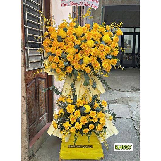 Picture of Kệ hoa chúc mừng tone vàng mix cúc mẫu đơn - KH507