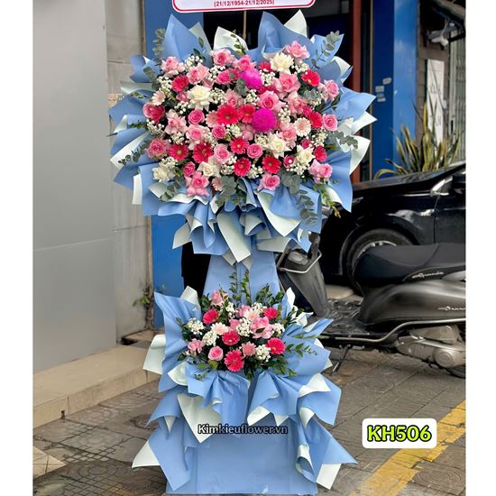 Picture of Kệ hoa chúc mừng tone hồng mix cúc mẫu đơn - KH506
