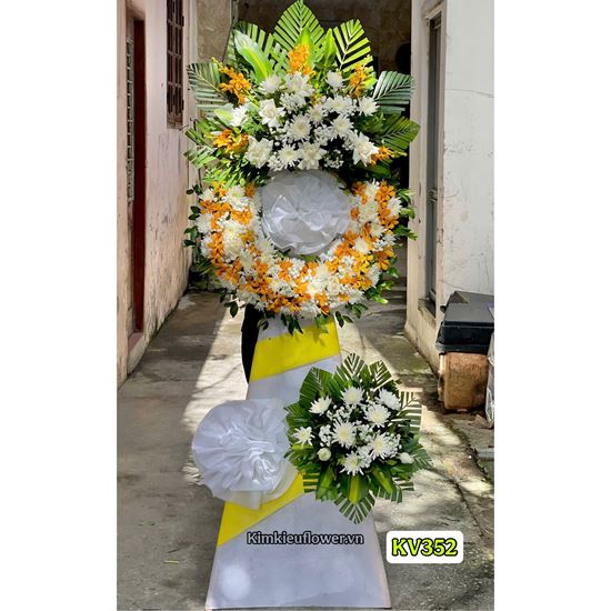 Picture of Vòng hoa chia buồn tone trắng vàng - KV352