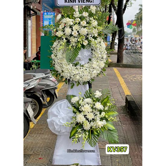 Picture of Vòng hoa chia buồn tone trắng - KV357