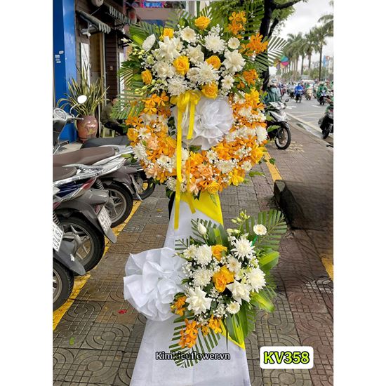 Picture of Vòng hoa chia buồn tone trắng vàng - KV358