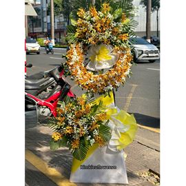 Vòng hoa chia buồn lan vàng mix trắng - KV362