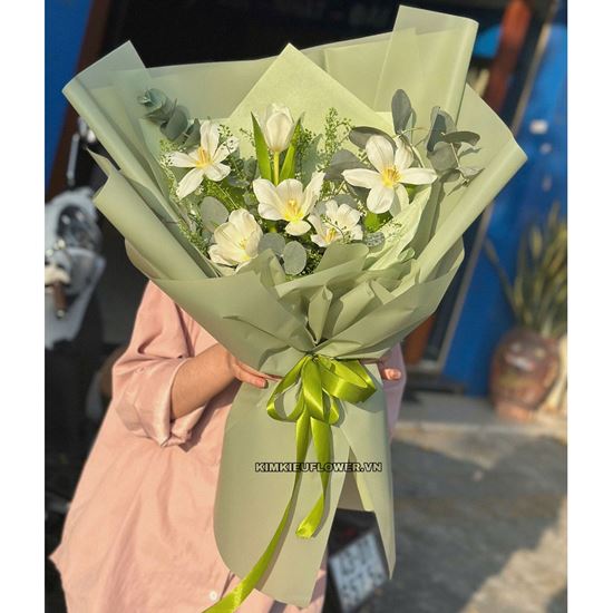 Picture of Bó hoa tulip trắng mix lá bạc - HB1129
