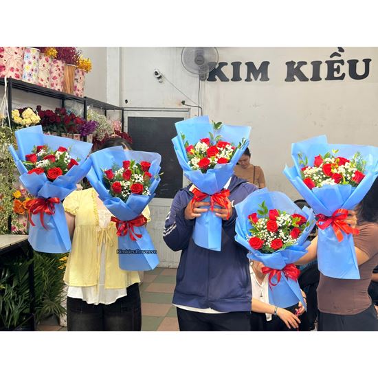 Picture of Bó hoa chúc mừng tone đỏ xanh dương ( 1 bó) - BH19